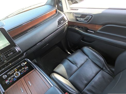 Used 2020 Lincoln Navigator Reserve w/ Cargo Convenience Package image 18