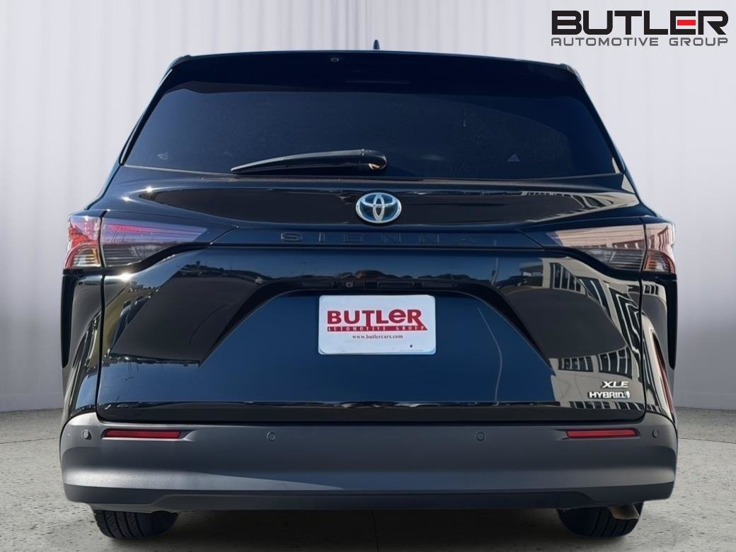 Used 2023 Toyota Sienna XLE FWD image 5