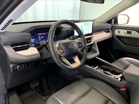 Used 2025 Ford Explorer Active w/ Active Comfort Package RWD image 14