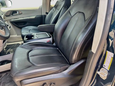 Used 2023 Chrysler Pacifica Touring-L FWD image 18