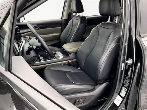 Used 2025 Kia Carnival image 25