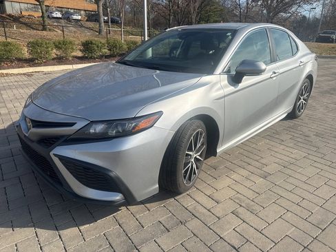 Certified 2022 Toyota Camry SE image 1