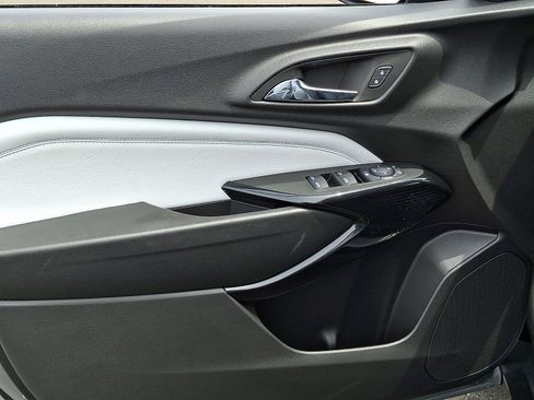 Certified 2025 Chevrolet Trax LT FWD image 12