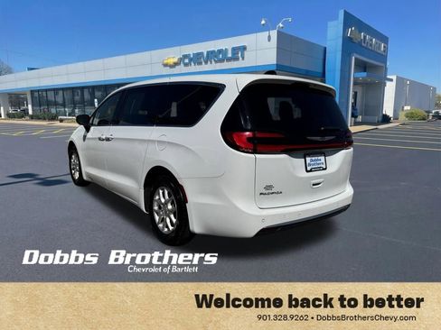 Used 2023 Chrysler Pacifica Touring-L FWD image 5