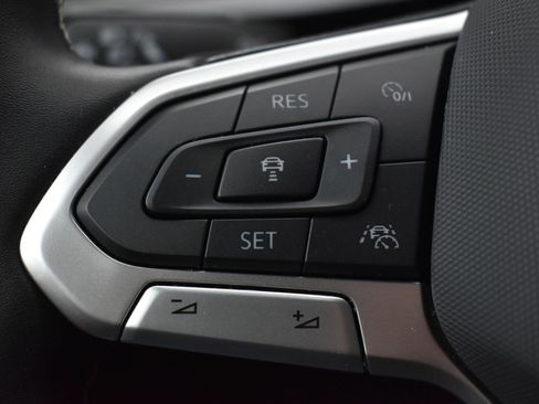 Used 2024 Volkswagen Atlas Cross Sport SE image 19