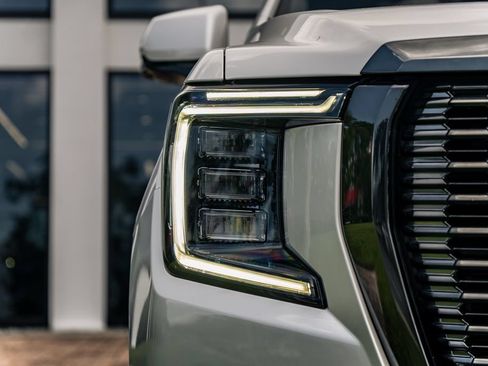 Used 2024 GMC Yukon XL Denali Ultimate AWD/4WD image 9