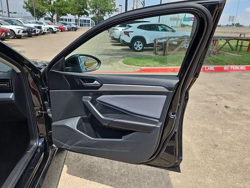 Used 2025 Volkswagen Jetta SE FWD image 33