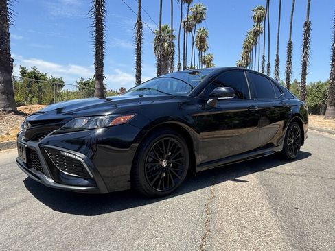 Used 2022 Toyota Camry SE FWD image 2
