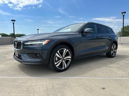 Certified 2025 Volvo V60 B5 Cross Country Plus AWD/4WD image 4
