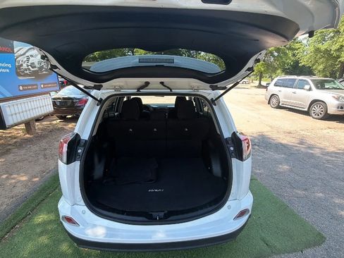 Used 2017 Toyota RAV4 LE AWD/4WD image 7