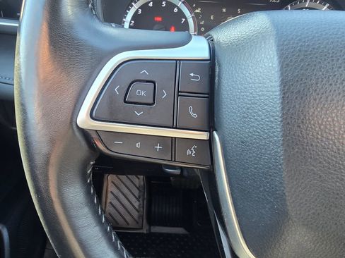 Used 2023 Toyota Highlander LE FWD image 22