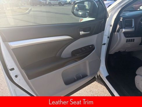 Used 2018 Toyota Highlander XLE image 16