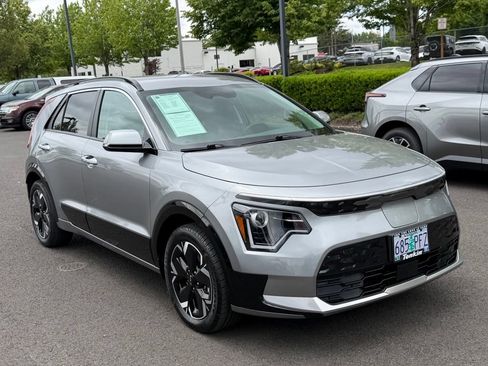 Used 2023 Kia Niro Wind w/ Wind Preserve Package FWD image 2