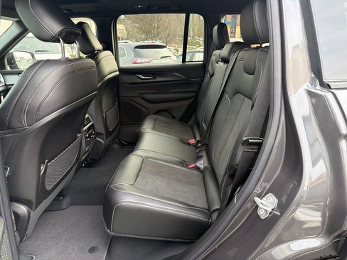 New 2025 Jeep Grand Cherokee Altitude image 23