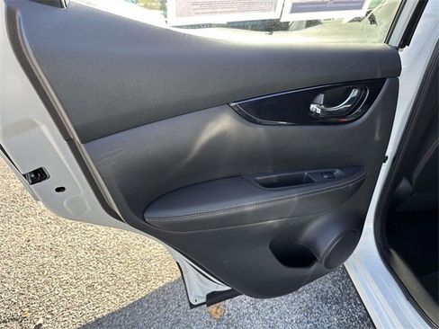 Used 2017 Nissan Rogue Sport SV w/ SV Premium Package image 17