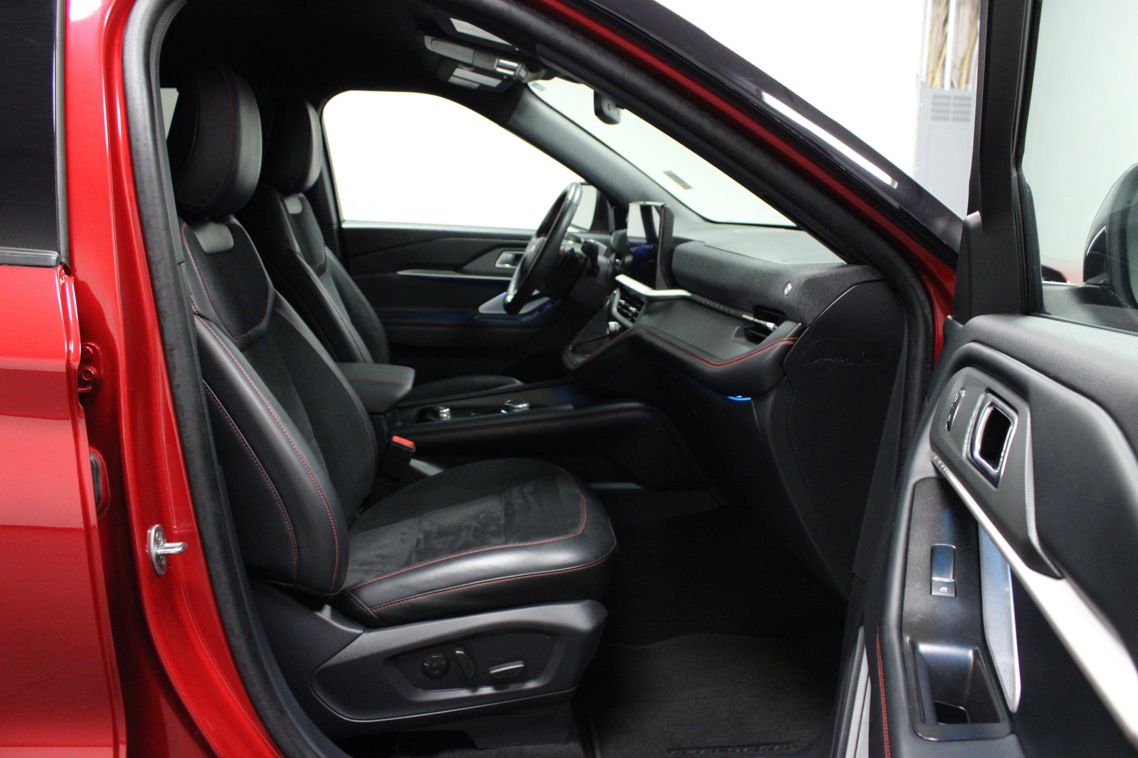 Used 2025 Ford Explorer ST RWD image 17