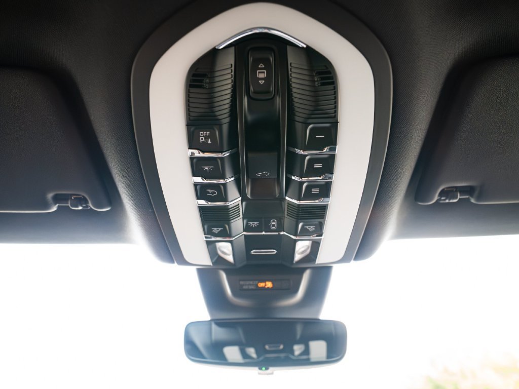 Certified 2023 Porsche Macan AWD/4WD image 20