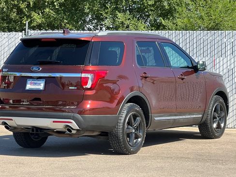 Used 2016 Ford Explorer XLT AWD/4WD image 4
