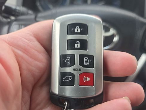 Used 2017 Toyota Sienna XLE Premium image 21