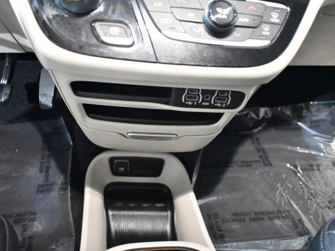 Used 2023 Chrysler Pacifica Touring-L FWD image 20
