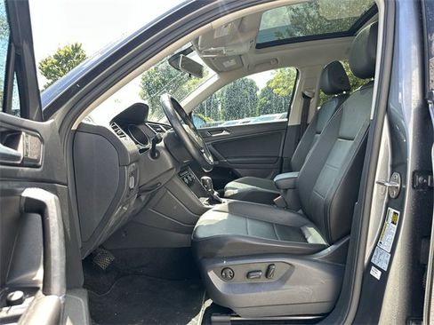 Used 2018 Volkswagen Tiguan SE w/ Panoramic Sunroof Package image 12