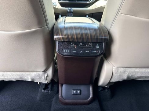 Used 2021 Toyota Highlander XLE FWD image 22