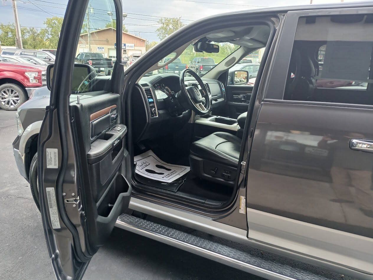 Used 2017 RAM 1500 Laramie w/ Convenience Group AWD/4WD image 2