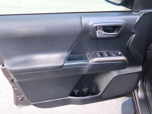 Used 2018 Toyota Tacoma TRD Sport RWD image 19