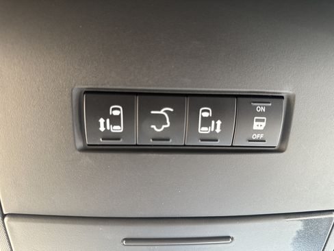 Used 2020 Dodge Grand Caravan SXT FWD image 23