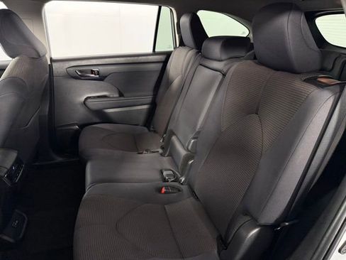 Used 2024 Toyota Highlander LE image 16