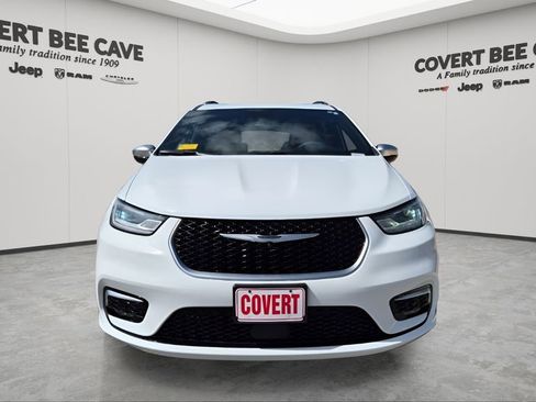 Used 2023 Chrysler Pacifica Pinnacle image 2