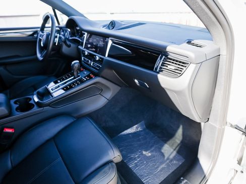 Certified 2025 Porsche Macan image 27