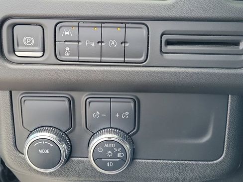 Used 2024 GMC Yukon XL SLT image 25