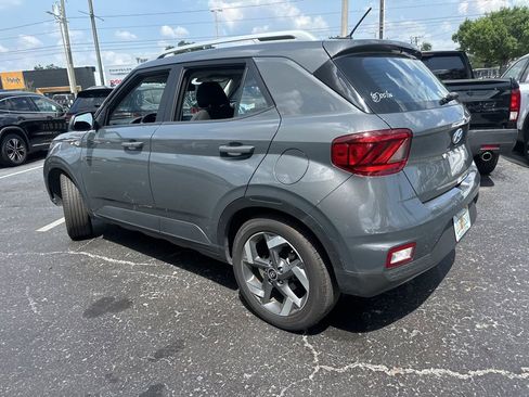 Used 2025 Hyundai Venue SEL FWD image 4