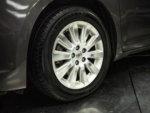 Used 2016 Toyota Sienna LE image 3