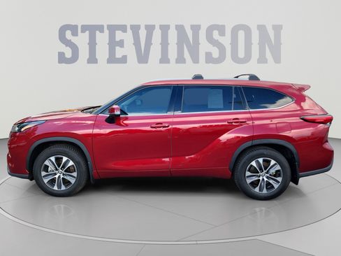 Used 2022 Toyota Highlander XLE AWD/4WD image 2
