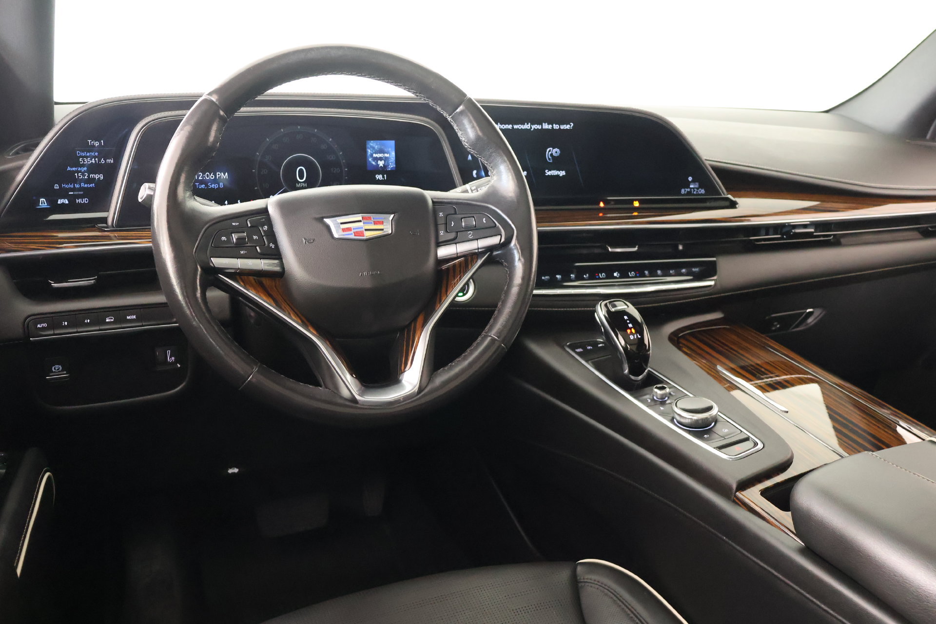 Used 2022 Cadillac Escalade Premium Luxury AWD/4WD image 2