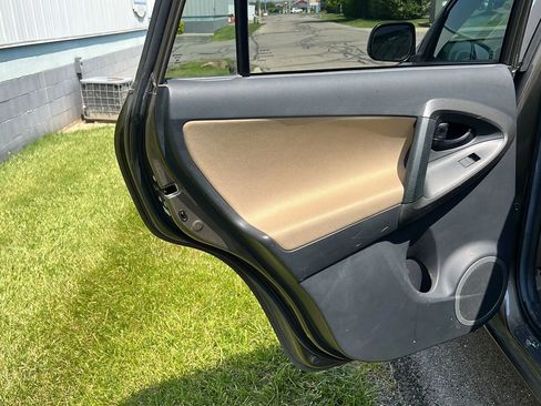 Used 2011 Toyota RAV4 4WD image 11