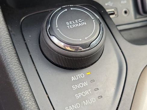 Used 2017 Jeep Cherokee Latitude w/ Cold Weather Group AWD/4WD image 17