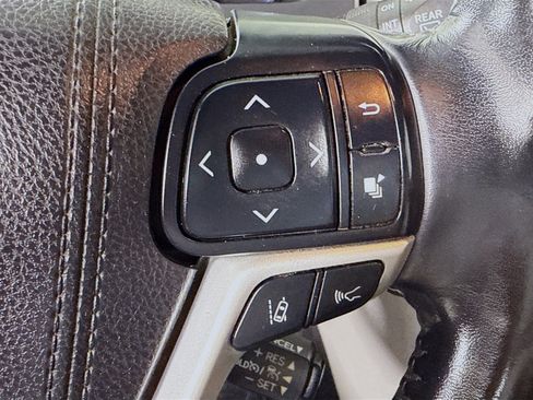 Used 2018 Toyota Highlander XLE image 15