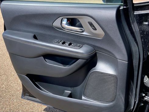 Used 2025 Chrysler Pacifica Select FWD image 22