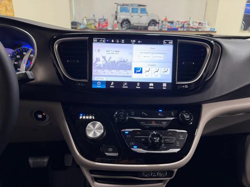 Used 2023 Chrysler Pacifica Touring-L FWD image 44
