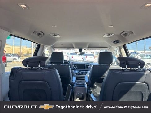 Used 2019 Chrysler Pacifica Touring-L image 14