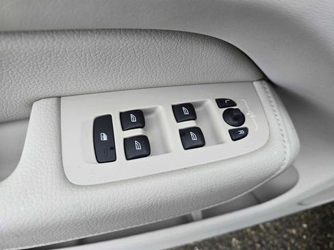 Used 2022 Volvo XC60 B5 Momentum w/ Climate Package image 25