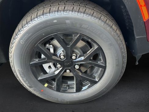 New 2025 Jeep Grand Cherokee Laredo RWD image 9