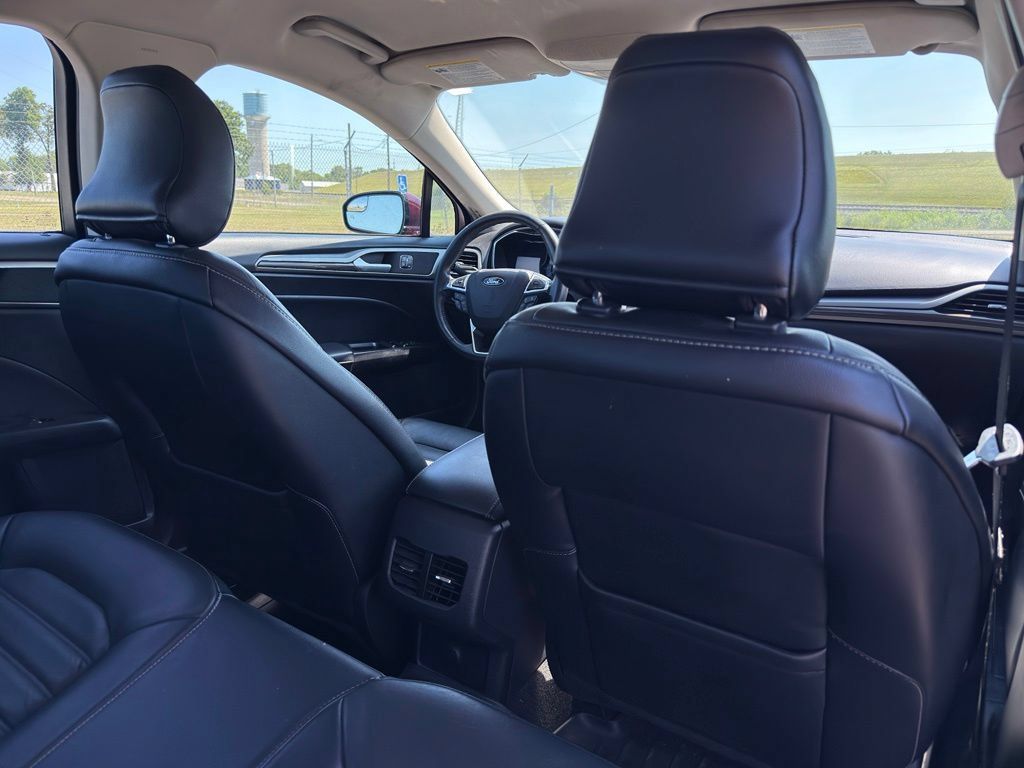 Used 2017 Ford Fusion SE w/ Fusion SE Technology Package FWD image 32
