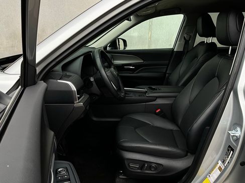 Used 2025 Toyota Grand Highlander XLE image 10