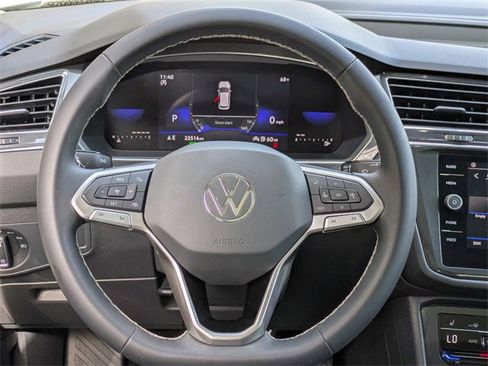Used 2023 Volkswagen Tiguan SE w/ Panoramic Sunroof Package image 17