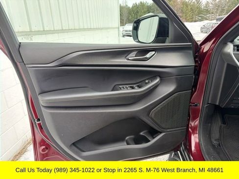 Used 2025 Jeep Grand Cherokee Altitude image 26