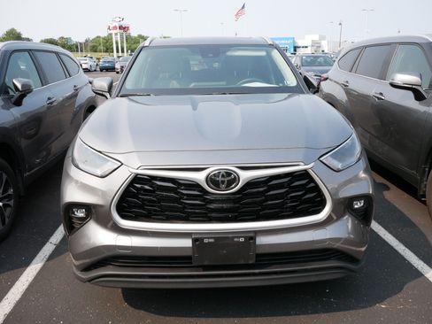 Used 2026 Toyota Highlander XLE AWD/4WD image 2
